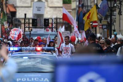 Niedziela na Rynku Głównym. Idzie "Marsz dla życia i rodziny" - zdjęcie 13