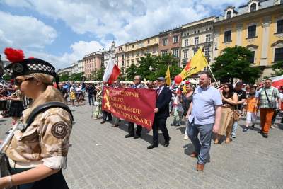 Niedziela na Rynku Głównym. Idzie "Marsz dla życia i rodziny" - zdjęcie 3