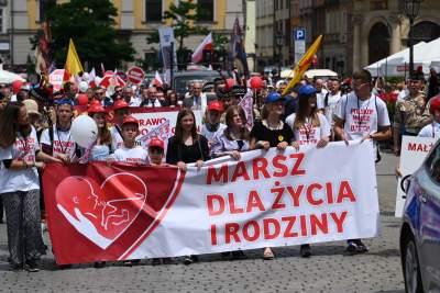 Niedziela na Rynku Głównym. Idzie "Marsz dla życia i rodziny" - zdjęcie 1