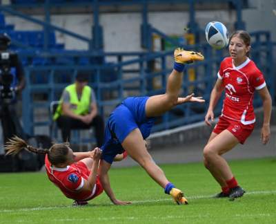 Gryzą trawę niemal dosłownie, czasem gubią koszulki. Rugbystki w akcji - zdjęcie 19
