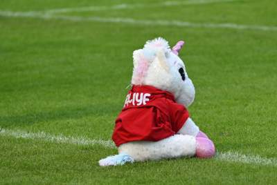 Gryzą trawę niemal dosłownie, czasem gubią koszulki. Rugbystki w akcji - zdjęcie 27