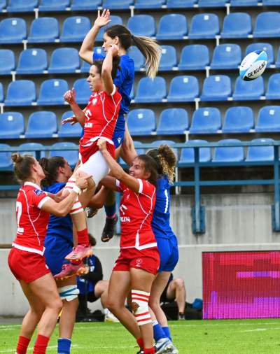 Gryzą trawę niemal dosłownie, czasem gubią koszulki. Rugbystki w akcji - zdjęcie 7