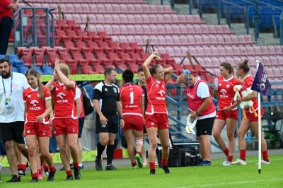 Gryzą trawę niemal dosłownie, czasem gubią koszulki. Rugbystki w akcji - zdjęcie 23
