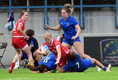 Gryzą trawę niemal dosłownie, czasem gubią koszulki. Rugbystki w akcji - zdjęcie 20