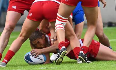 Gryzą trawę niemal dosłownie, czasem gubią koszulki. Rugbystki w akcji - zdjęcie 1