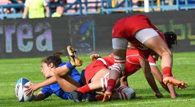 Gryzą trawę niemal dosłownie, czasem gubią koszulki. Rugbystki w akcji - zdjęcie 11