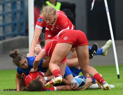 Gryzą trawę niemal dosłownie, czasem gubią koszulki. Rugbystki w akcji - zdjęcie 5