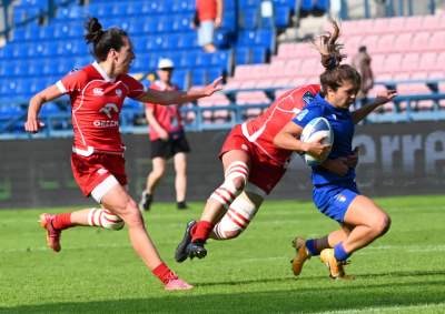 Gryzą trawę niemal dosłownie, czasem gubią koszulki. Rugbystki w akcji - zdjęcie 9
