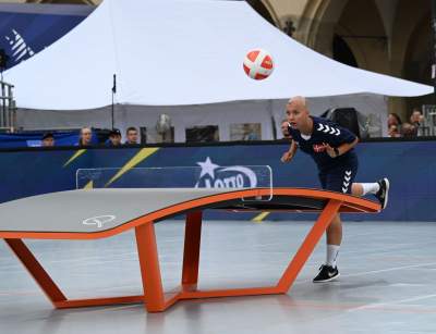 Dziwaczne zawody na Rynku, tę dyscyplinę wymyślili Węgrzy - zdjęcie 1