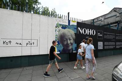 Poezja noblistki trafiła na płot, wyjątkowa wystawa na Dolnych Młynów - zdjęcie 13