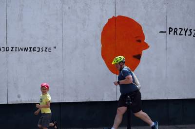 Poezja noblistki trafiła na płot, wyjątkowa wystawa na Dolnych Młynów - zdjęcie 17