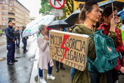 Protest przed komisariatem przy Królewskiej, po skandalicznej interwencji Policji - zdjęcie 33