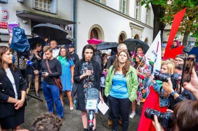 Protest przed komisariatem przy Królewskiej, po skandalicznej interwencji Policji - zdjęcie 2