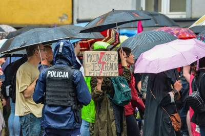 Protest przed komisariatem przy Królewskiej, po skandalicznej interwencji Policji - zdjęcie 24