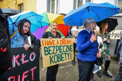Protest przed komisariatem przy Królewskiej, po skandalicznej interwencji Policji - zdjęcie 7