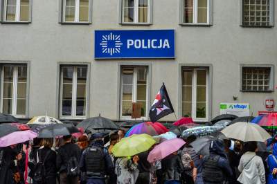Protest przed komisariatem przy Królewskiej, po skandalicznej interwencji Policji - zdjęcie 22
