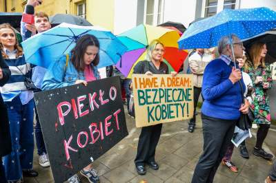 Protest przed komisariatem przy Królewskiej, po skandalicznej interwencji Policji - zdjęcie 6