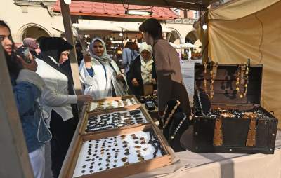 Arabskie wakacje w Krakowie, uwielbiają deszcz, zieleń i obwarzanki - zdjęcie 1