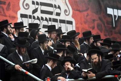 Tłum rozmodlonych Żydów znów wypełnił krakowski Kazimierz, ważna dla nich rocznica - zdjęcie 28