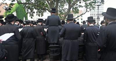 Tłum rozmodlonych Żydów znów wypełnił krakowski Kazimierz, ważna dla nich rocznica - zdjęcie 1