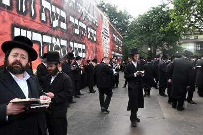 Tłum rozmodlonych Żydów znów wypełnił krakowski Kazimierz, ważna dla nich rocznica - zdjęcie 5