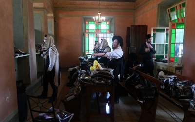 Tłum rozmodlonych Żydów znów wypełnił krakowski Kazimierz, ważna dla nich rocznica - zdjęcie 47