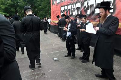 Tłum rozmodlonych Żydów znów wypełnił krakowski Kazimierz, ważna dla nich rocznica - zdjęcie 2