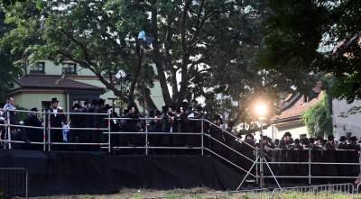 Tłum rozmodlonych Żydów znów wypełnił krakowski Kazimierz, ważna dla nich rocznica - zdjęcie 44