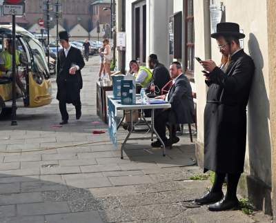 Tłum rozmodlonych Żydów znów wypełnił krakowski Kazimierz, ważna dla nich rocznica - zdjęcie 53
