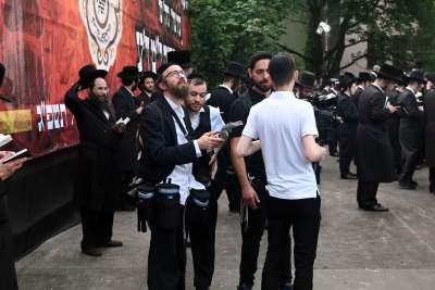 Tłum rozmodlonych Żydów znów wypełnił krakowski Kazimierz, ważna dla nich rocznica - zdjęcie 7