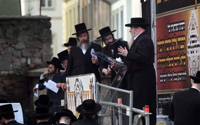 Tłum rozmodlonych Żydów znów wypełnił krakowski Kazimierz, ważna dla nich rocznica - zdjęcie 16