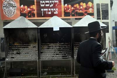 Tłum rozmodlonych Żydów znów wypełnił krakowski Kazimierz, ważna dla nich rocznica - zdjęcie 51