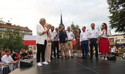 Wiec Trzaskowskiego w Skawinie, mocne wsparcie dla krakowskich kandydatów - zdjęcie 37