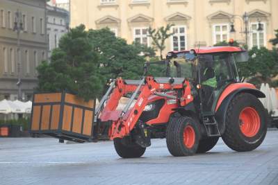 Poranne "sadzenie" donic na Rynku Głównym, na drzewa nie ma na razie zgody - zdjęcie 1