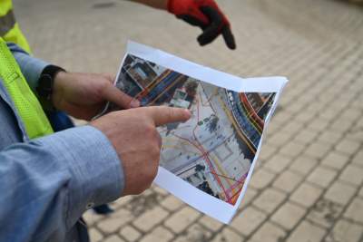 Poranne "sadzenie" donic na Rynku Głównym, na drzewa nie ma na razie zgody - zdjęcie 19