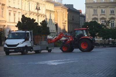 Poranne "sadzenie" donic na Rynku Głównym, na drzewa nie ma na razie zgody - zdjęcie 18