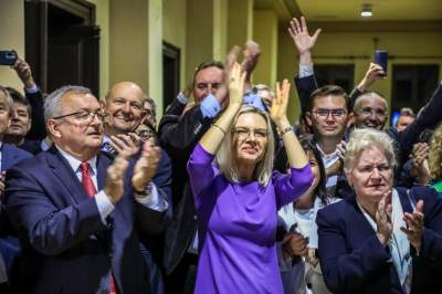 Wybory w Krakowie: długie kolejki do późnej nocy i świętowanie w partyjnych sztabach - zdjęcie 12