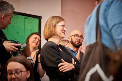 Wybory w Krakowie: długie kolejki do późnej nocy i świętowanie w partyjnych sztabach - zdjęcie 22