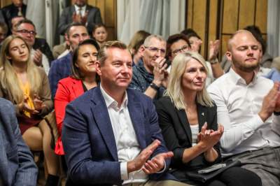 Wybory w Krakowie: długie kolejki do późnej nocy i świętowanie w partyjnych sztabach - zdjęcie 14