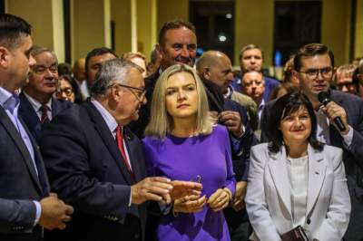 Wybory w Krakowie: długie kolejki do późnej nocy i świętowanie w partyjnych sztabach - zdjęcie 11