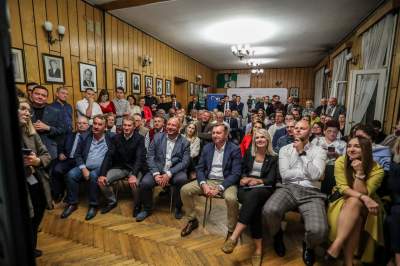 Wybory w Krakowie: długie kolejki do późnej nocy i świętowanie w partyjnych sztabach - zdjęcie 13