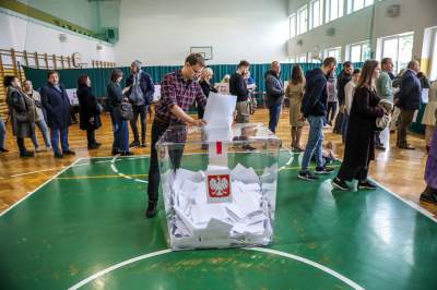 Wybory w Krakowie: długie kolejki do późnej nocy i świętowanie w partyjnych sztabach - zdjęcie 1