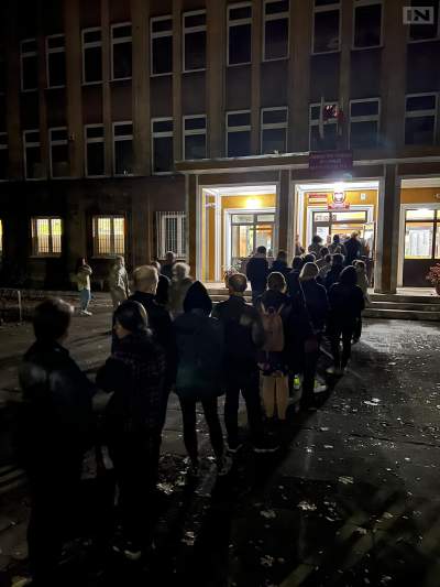 Wybory w Krakowie: długie kolejki do późnej nocy i świętowanie w partyjnych sztabach - zdjęcie 20