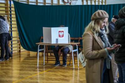 Wybory w Krakowie: długie kolejki do późnej nocy i świętowanie w partyjnych sztabach - zdjęcie 4