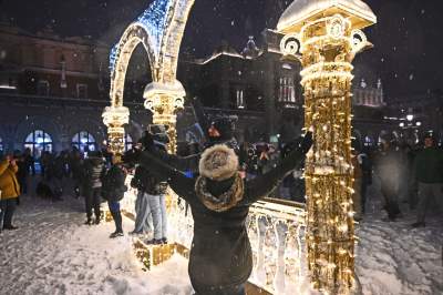 Choinka na Rynku, świąteczna iluminacja i zima. Turyści lubią to! - zdjęcie 5