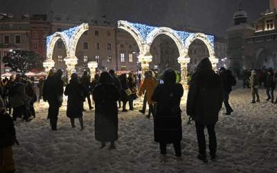 Choinka na Rynku, świąteczna iluminacja i zima. Turyści lubią to! - zdjęcie 3