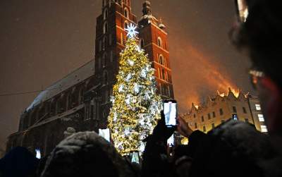 Choinka na Rynku, świąteczna iluminacja i zima. Turyści lubią to! - zdjęcie 22