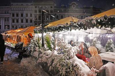 Choinka na Rynku, świąteczna iluminacja i zima. Turyści lubią to! - zdjęcie 10