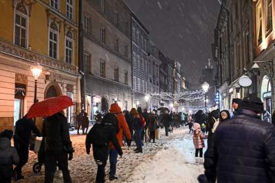 Choinka na Rynku, świąteczna iluminacja i zima. Turyści lubią to! - zdjęcie 2