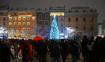 Choinka na Rynku, świąteczna iluminacja i zima. Turyści lubią to! - zdjęcie 32